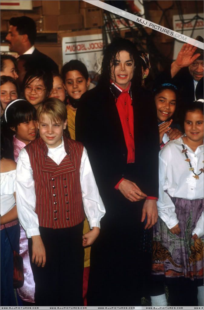 Appearances-Sending-relief-to-Sarajevo-michael-jackson-7486190-791-1200.jpg