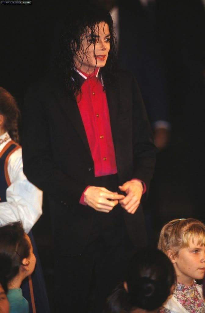 Michael-Donates-To-Sarajevo-1992-michael-jackson-7302152-950-1447.jpg