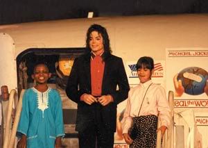 michaeljackson92withkids-300px.jpg