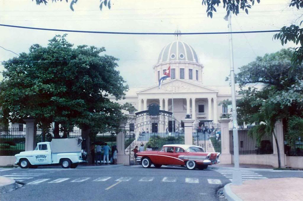 palacionacionalconbanderacubana2004.jpg