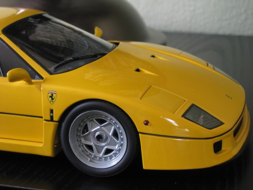 Ferrari F40 side-by-side: 1/18 Kyosho and Hot Wheels Elite