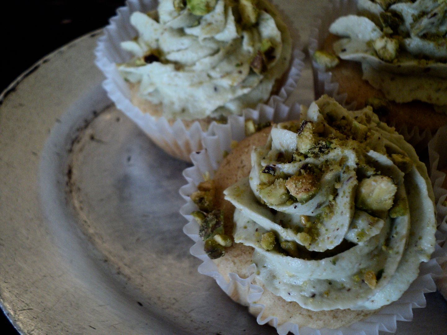 leaves and flours pistachio cream cupcake
