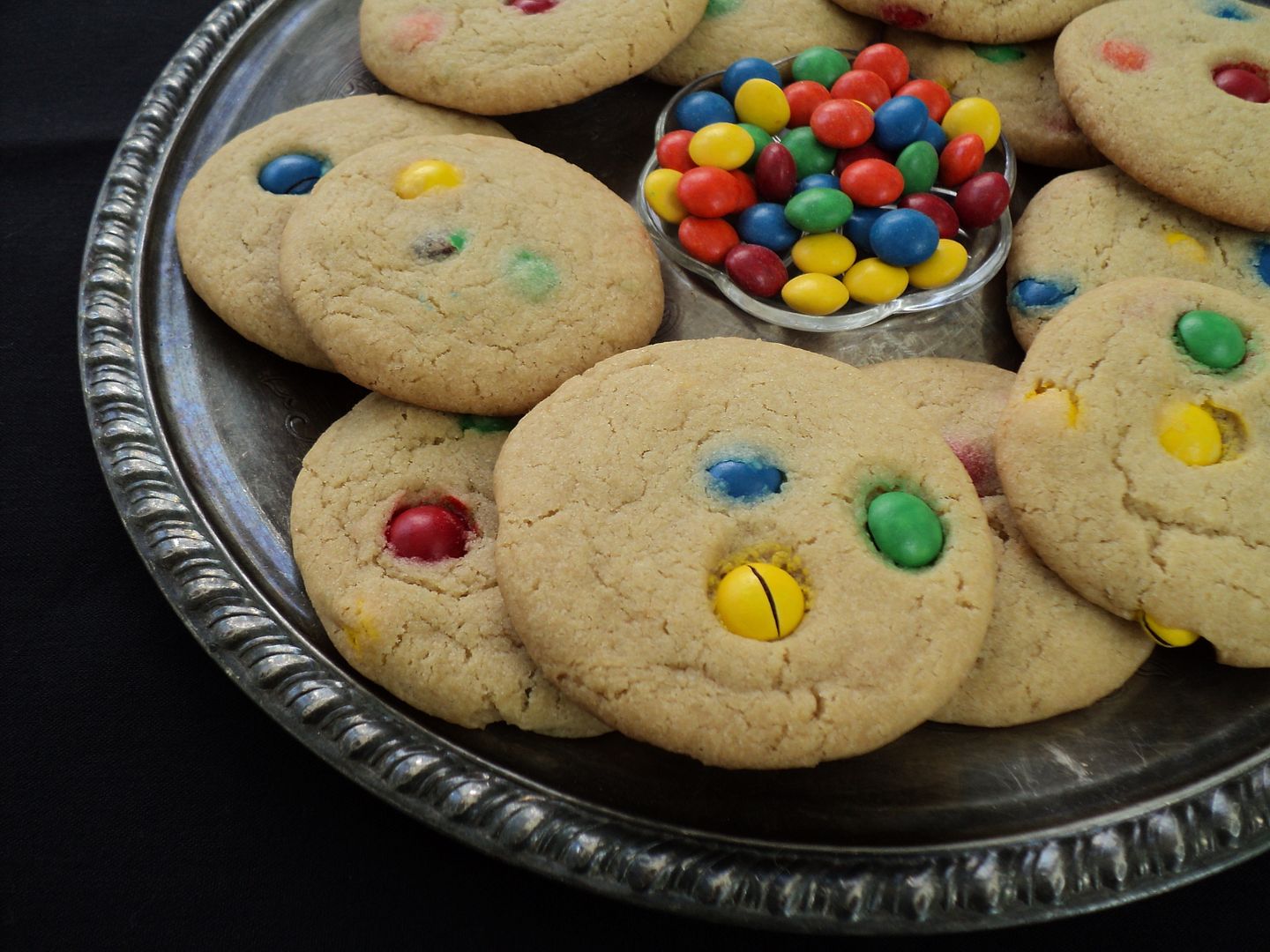 leaves & flours vegan m&m cookies